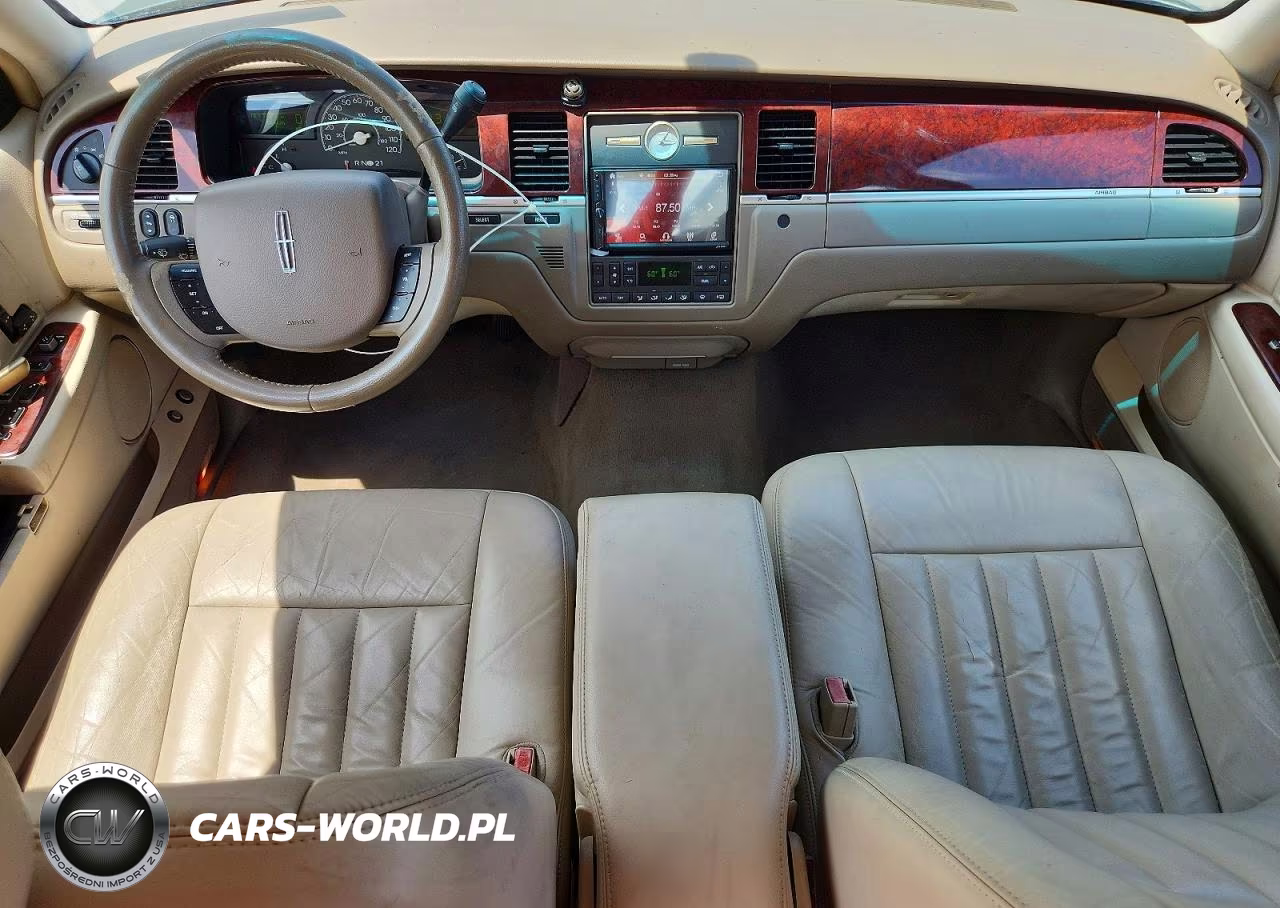 2005 Lincoln Town Car Signature VIN:1LNHM81W65Y611468 - 8