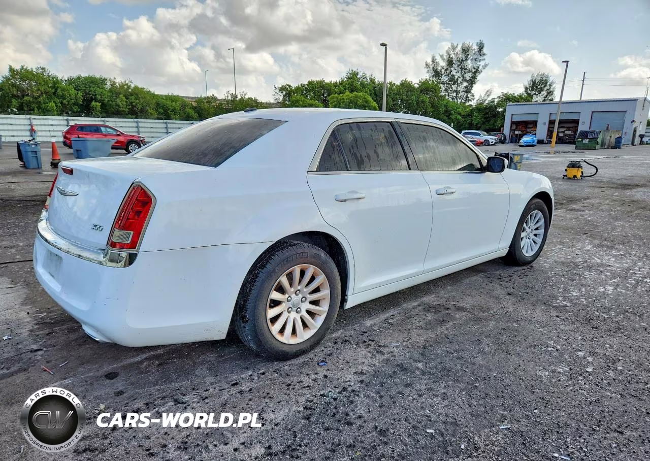2014 Chrysler 300 VIN:2C3CCAAG9EH335996 - 3