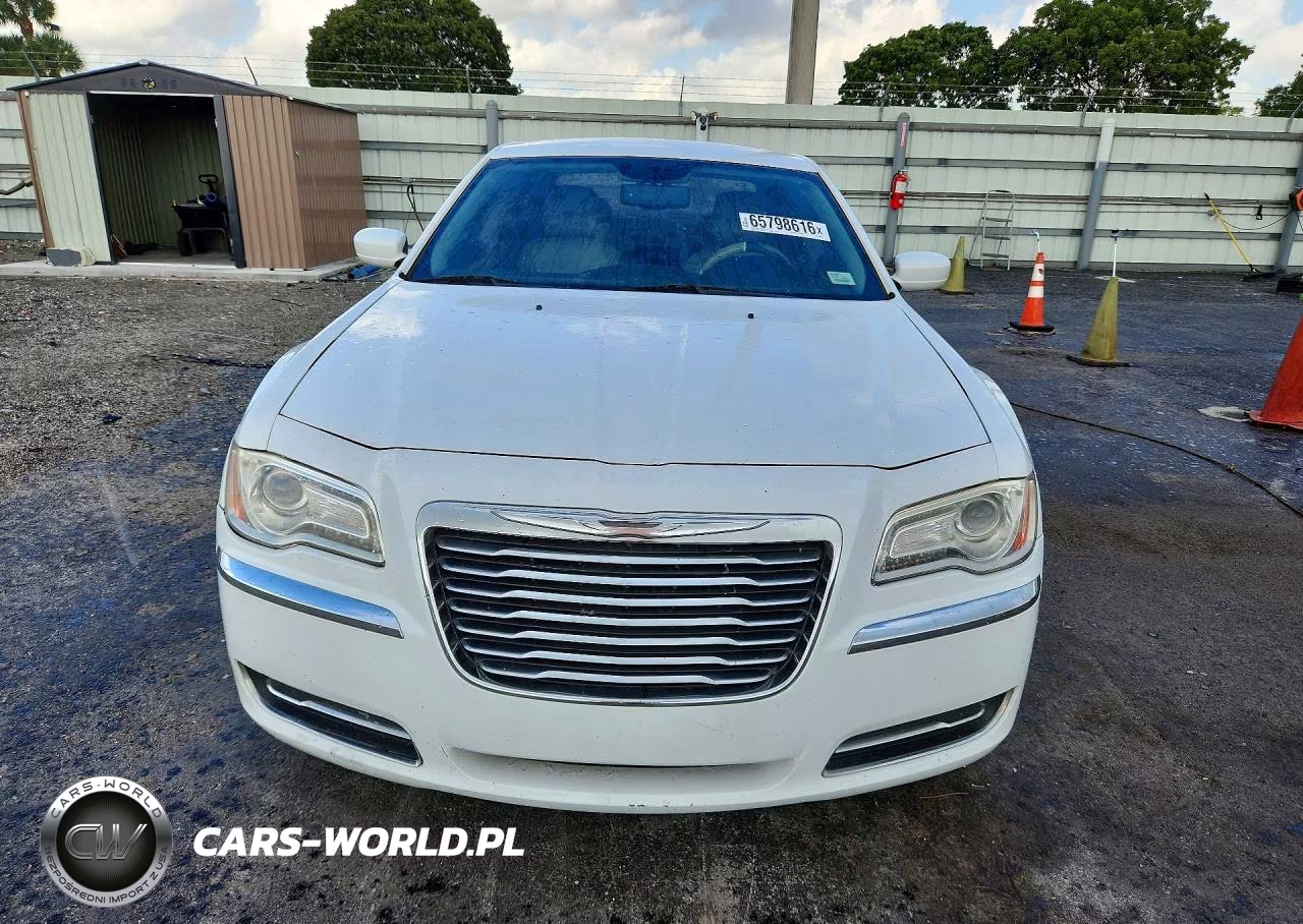 2014 Chrysler 300 VIN:2C3CCAAG9EH335996 - 5