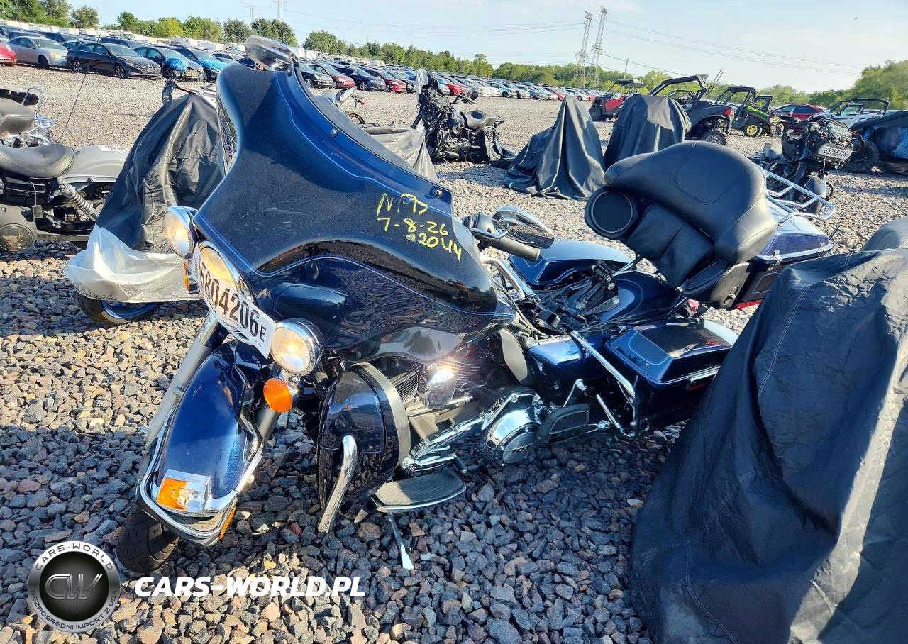2012 Harley-Davidson Flhtcu Ultra Classic Electra Glide VIN:1HD1FCM15CB692044 - 3