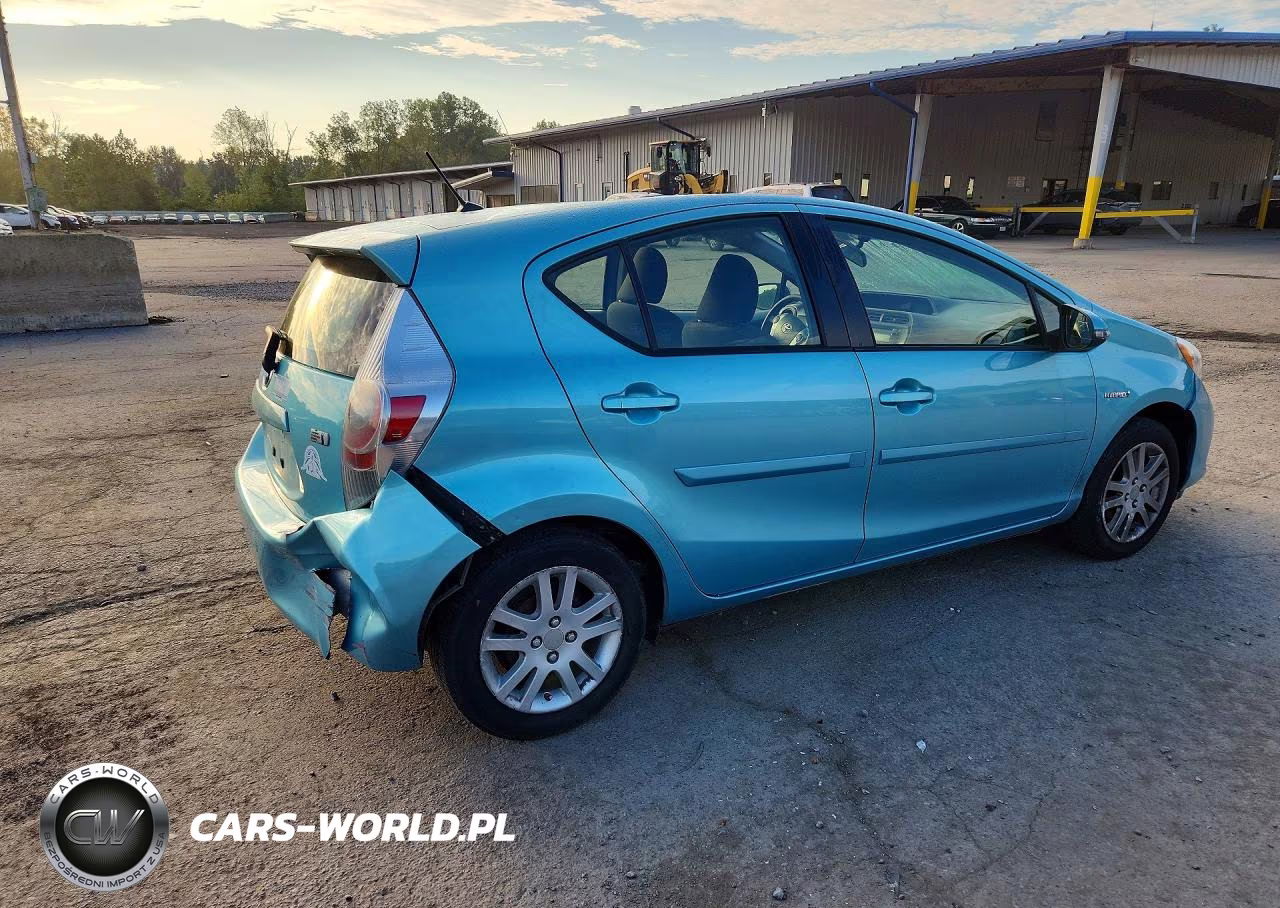 2014 Toyota Prius C Two VIN:JTDKDTB33E1081504 - 3