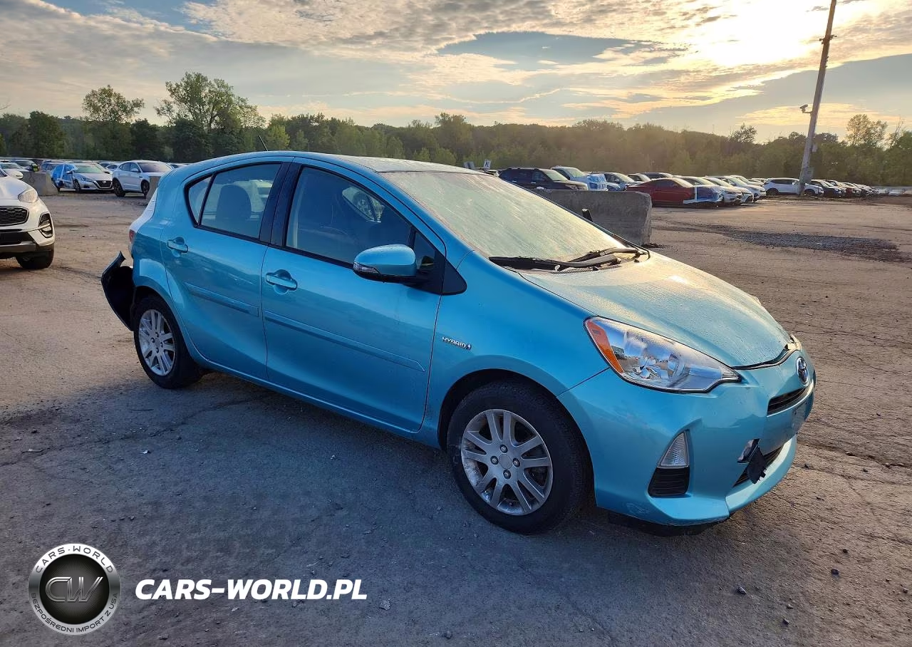 2014 Toyota Prius C Two VIN:JTDKDTB33E1081504 - 4