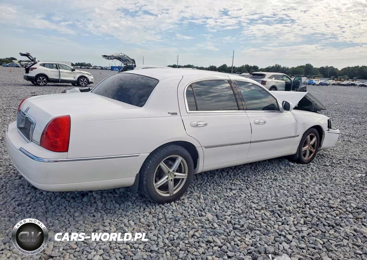 2009 Lincoln Town Car Signature Limited VIN:2LNHM82V99X621357 - 3