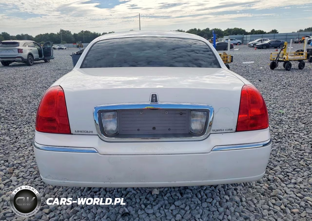 2009 Lincoln Town Car Signature Limited VIN:2LNHM82V99X621357 - 6