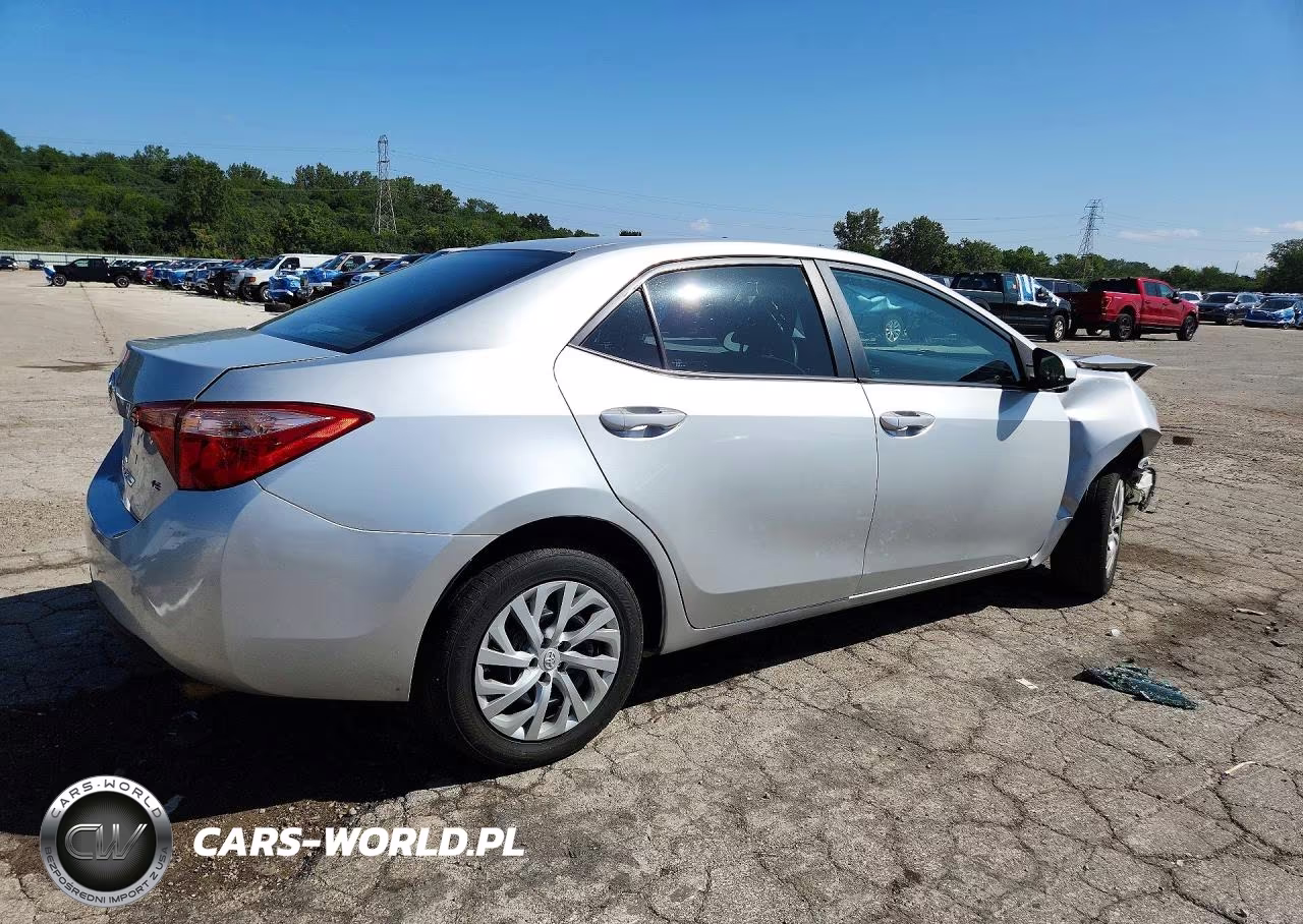 2018 Toyota Corolla Le VIN:2T1BURHE0JC056786 - 3