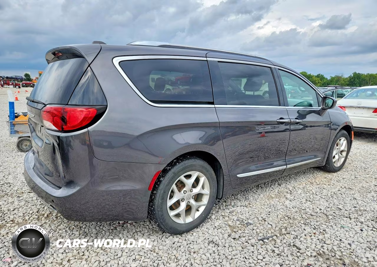 2020 Chrysler Pacifica Touring L VIN:2C4RC1BG4LR101258 - 3