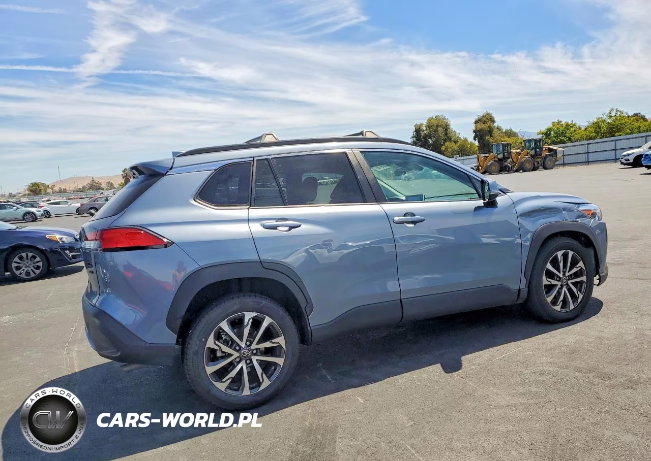 2022 Toyota Corolla Cross Xle VIN:7MUDAABG9NV035998 - 3
