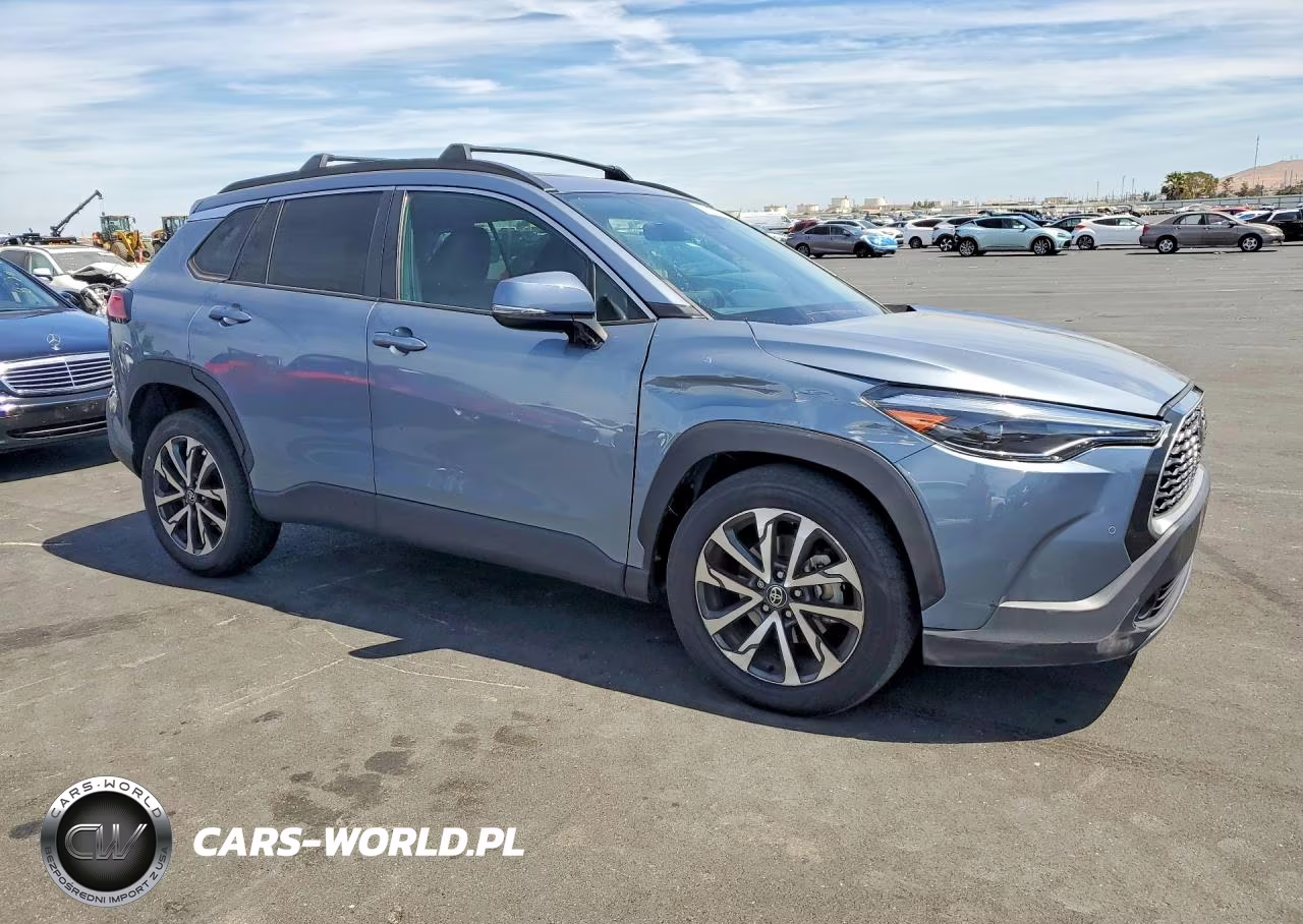 2022 Toyota Corolla Cross Xle VIN:7MUDAABG9NV035998 - 4