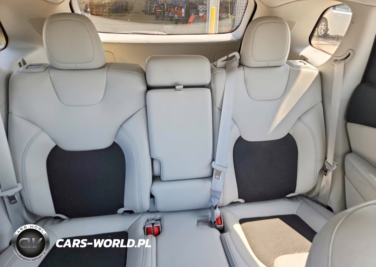 2021 Jeep Cherokee Latitude Plus VIN:1C4PJLLB7MD200303 - 10