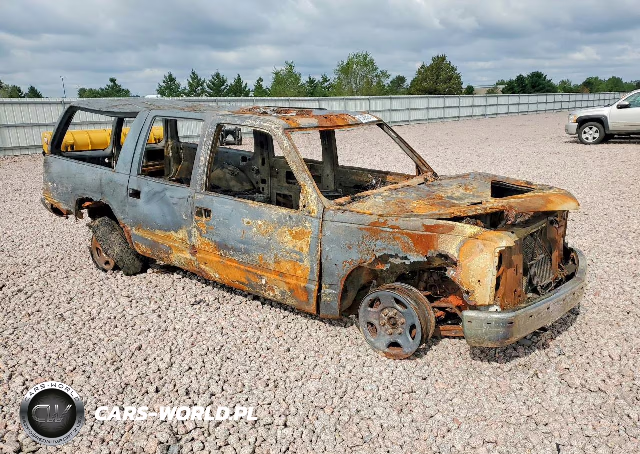 1998 Chevrolet Suburban K1500 VIN:3GNFK16R5WG135924 - 4