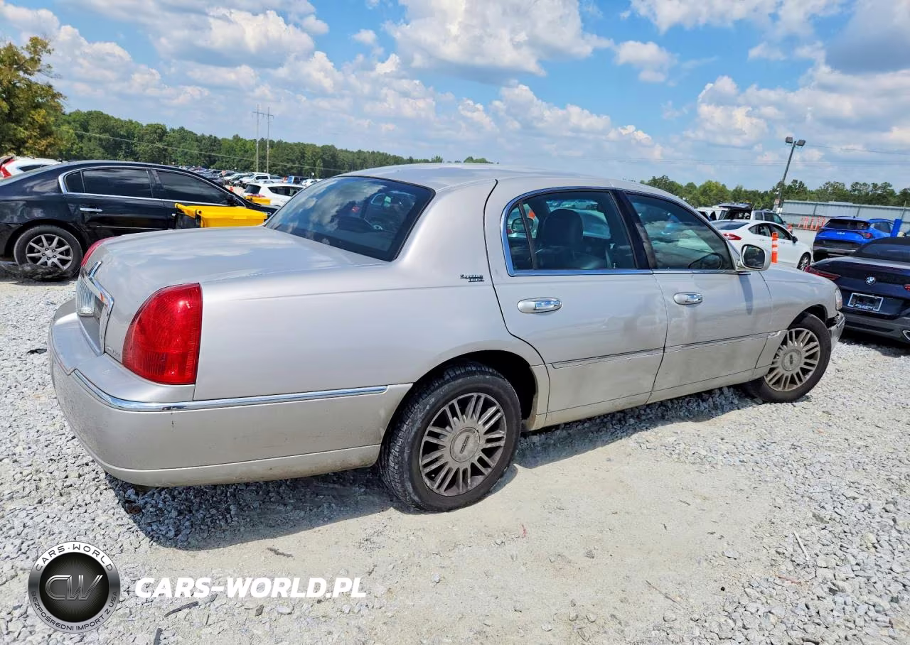 2008 Lincoln Town Car Signature Limited VIN:2LNHM82V68X659711 - 3