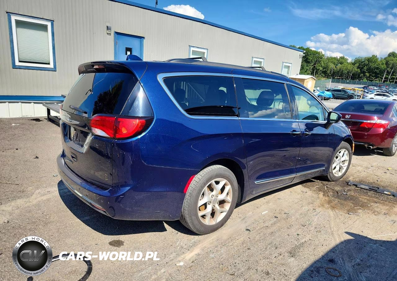 2017 Chrysler Pacifica Touring L VIN:2C4RC1BG9HR822974 - 3