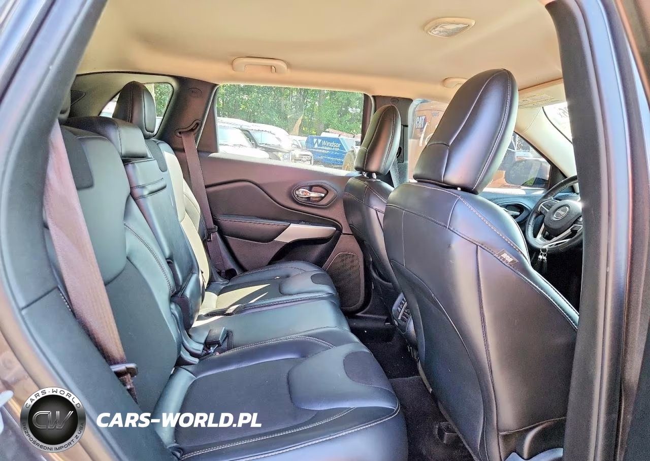 2018 Jeep Cherokee Latitude Plus VIN:1C4PJMLB3JD613210 - 11