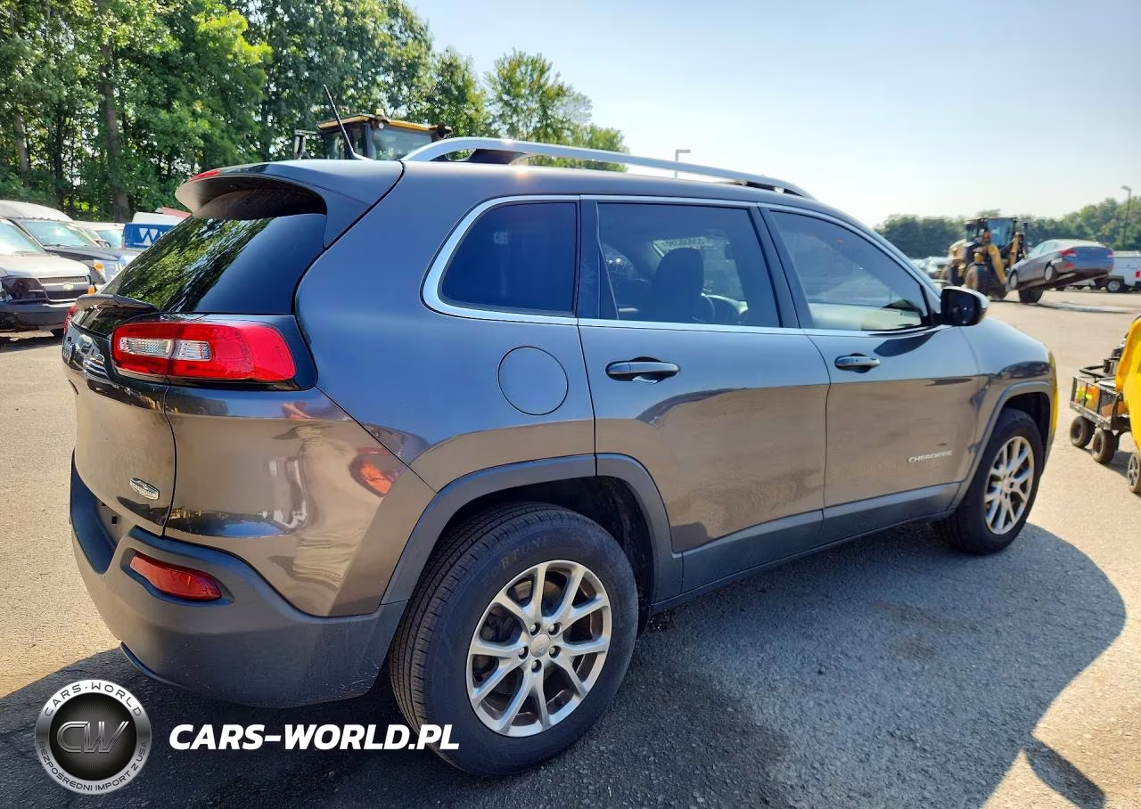 2018 Jeep Cherokee Latitude Plus VIN:1C4PJMLB3JD613210 - 3