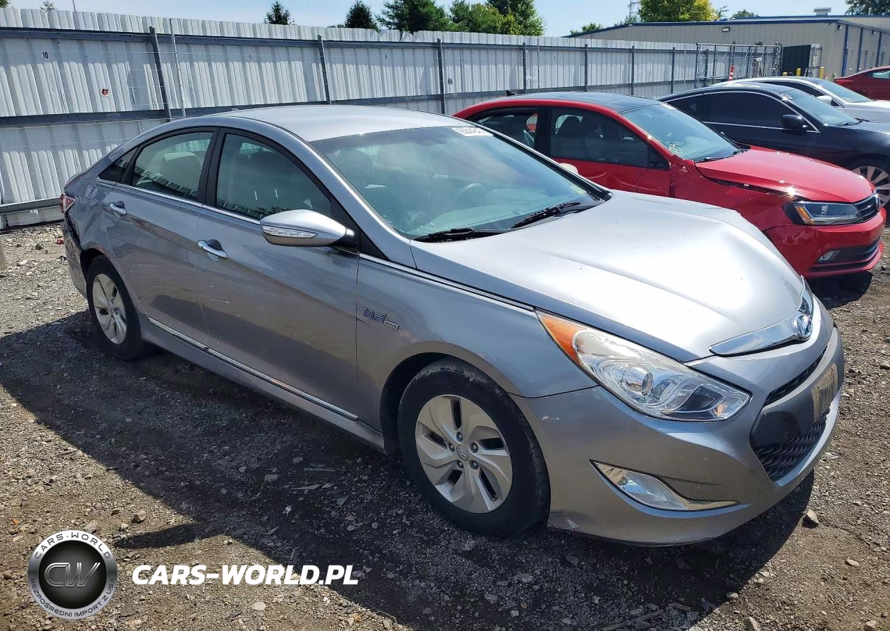 2015 Hyundai Sonata Hybrid Base VIN:KMHEC4A48FA137806 - 4