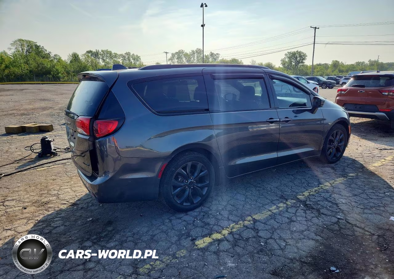 2019 Chrysler Pacifica Limited VIN:2C4RC1GG8KR610292 - 3