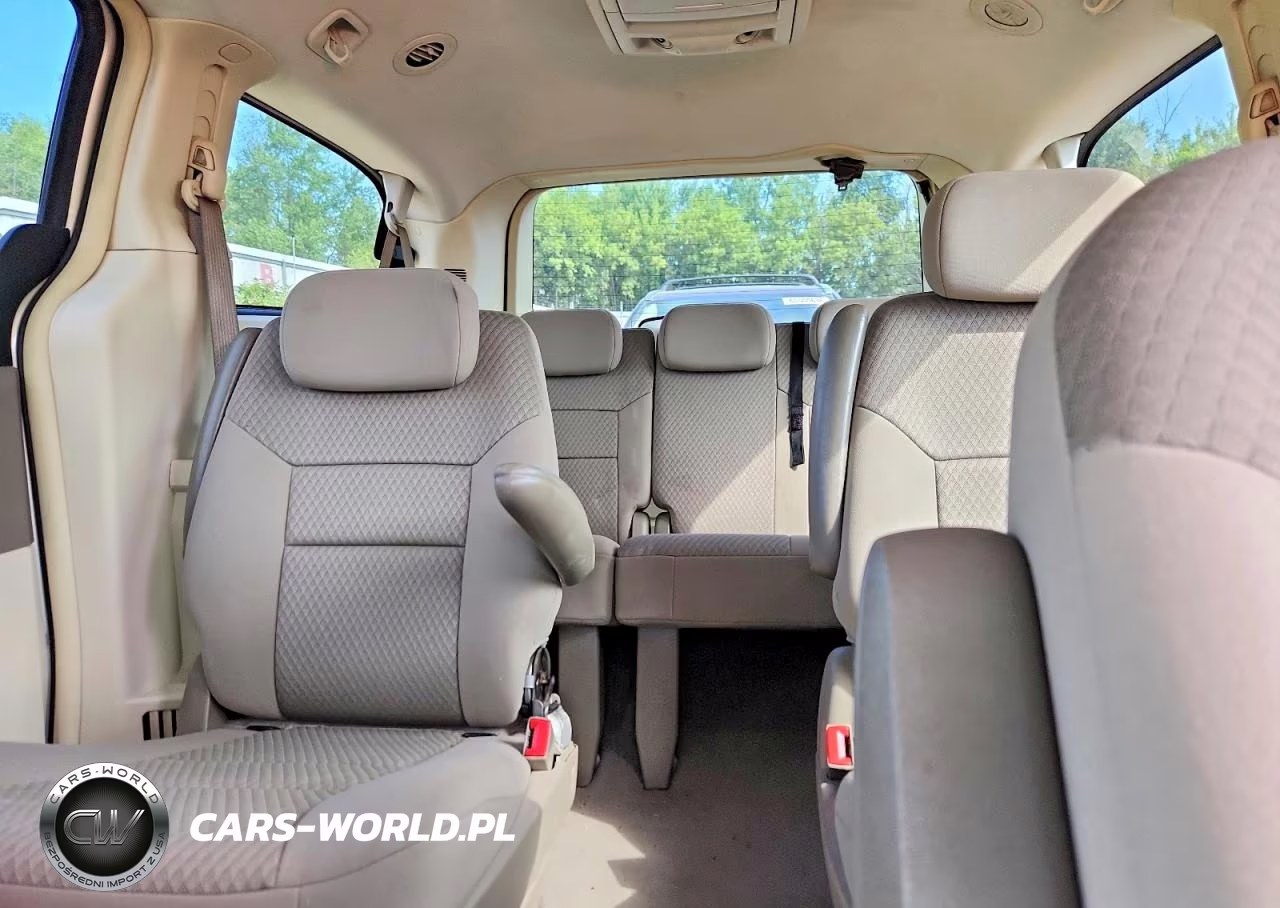 2010 Chrysler Town & Country Touring VIN:2A4RR5D17AR380808 - 10