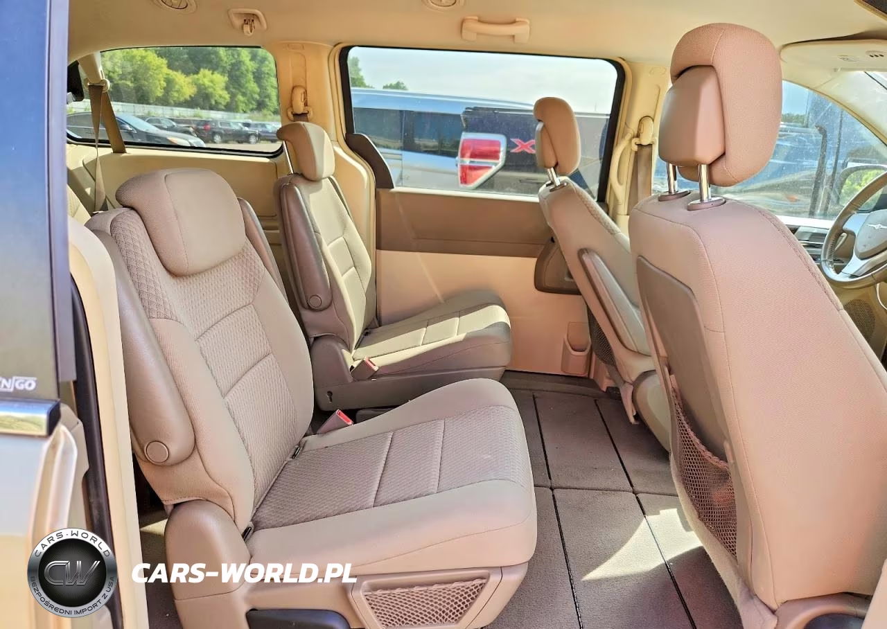 2010 Chrysler Town & Country Touring VIN:2A4RR5D17AR380808 - 11