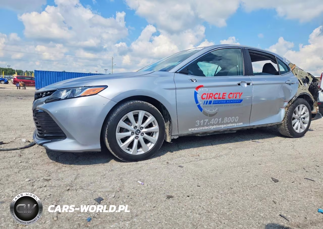 2020 Toyota Camry Le – zdjęcie 1 z 13