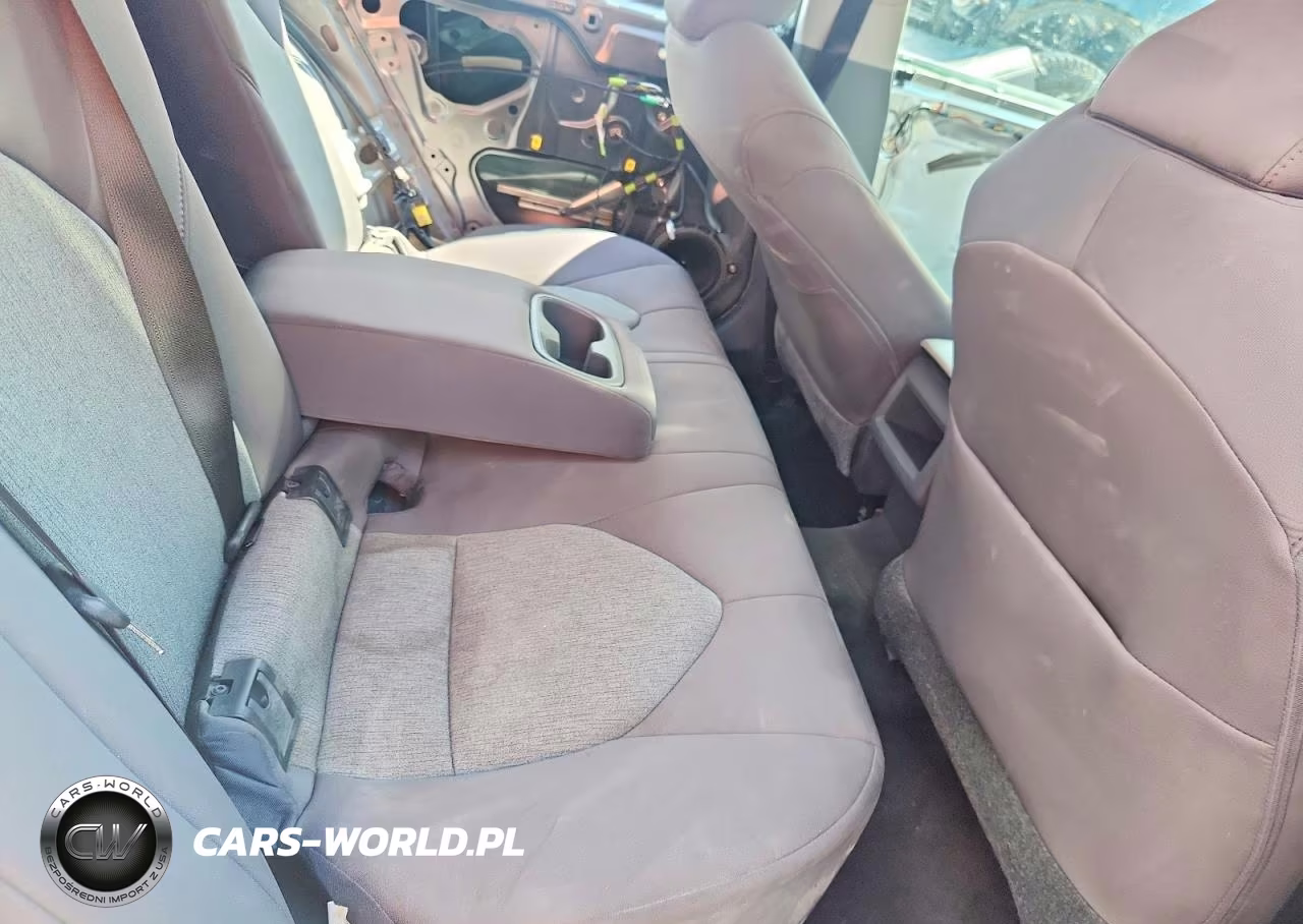 2020 Toyota Camry Le VIN:4T1C11AK9LU870760 - 10