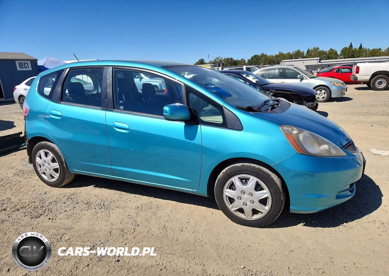 2013 Honda Fit VIN:JHMGE8H33DC013552 - 4