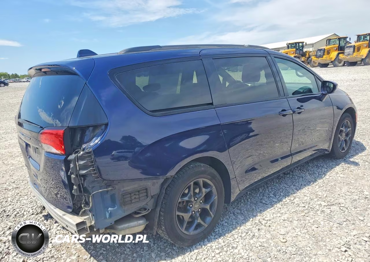 2018 Chrysler Pacifica Touring L VIN:2C4RC1BG3JR352592 - 3