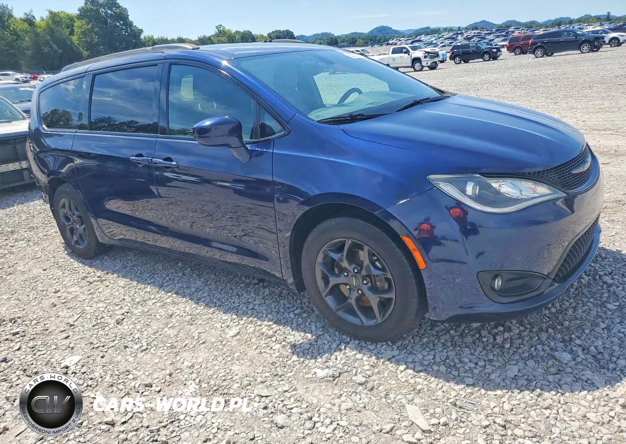 2018 Chrysler Pacifica Touring L VIN:2C4RC1BG3JR352592 - 4