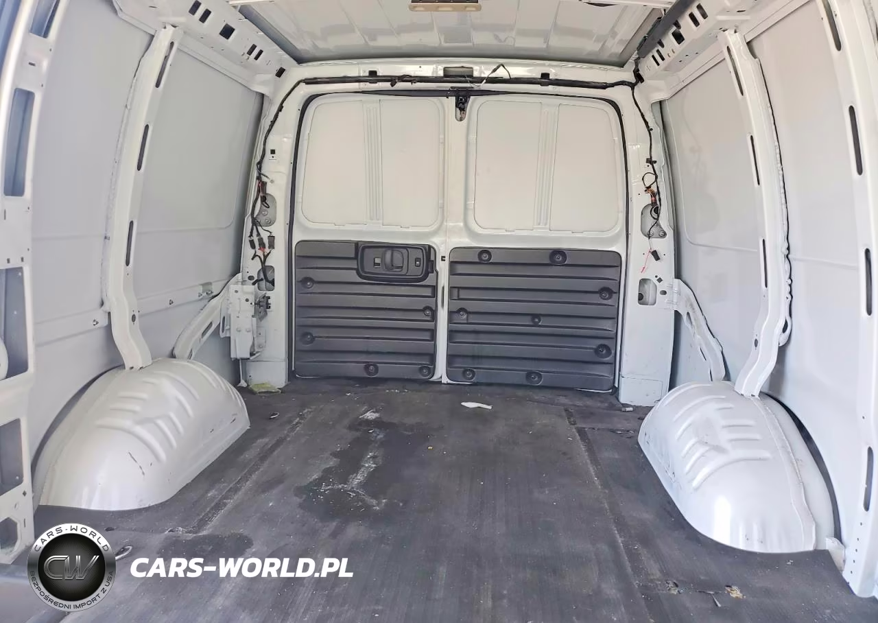 2025 Chevrolet Express 2500 Cargo Delivery Van VIN:1GCWGAFP8S1106953 - 10