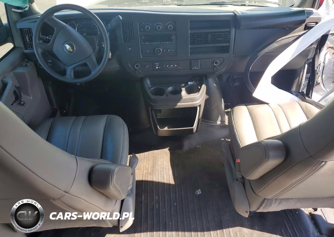 2025 Chevrolet Express 2500 Cargo Delivery Van VIN:1GCWGAFP8S1106953 - 8