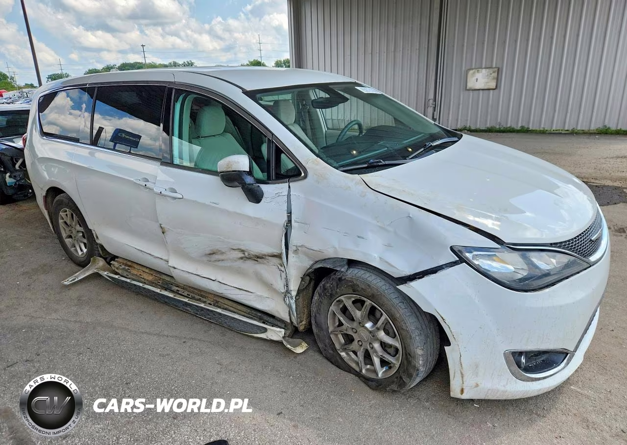 2017 Chrysler Pacifica Touring VIN:2C4RC1DG7HR522329 - 4