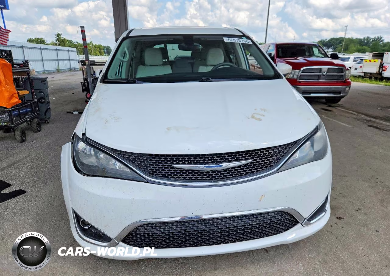 2017 Chrysler Pacifica Touring VIN:2C4RC1DG7HR522329 - 5