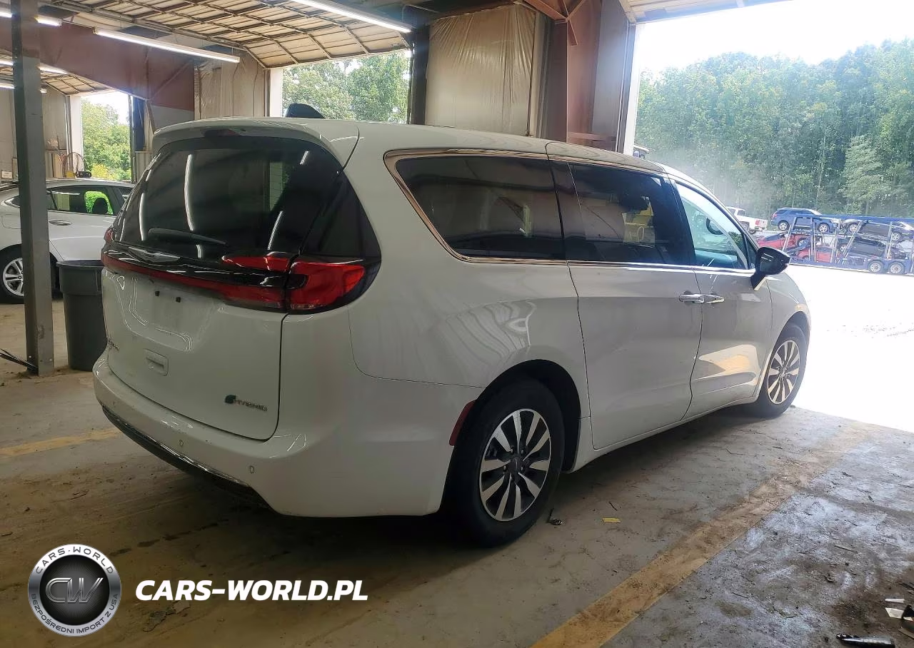 2024 Chrysler Pacifica Hybrid Select VIN:2C4RC1S72RR123803 - 3