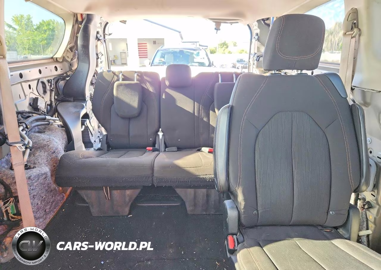 2018 Chrysler Pacifica Touring Plus VIN:2C4RC1FGXJR256923 - 10