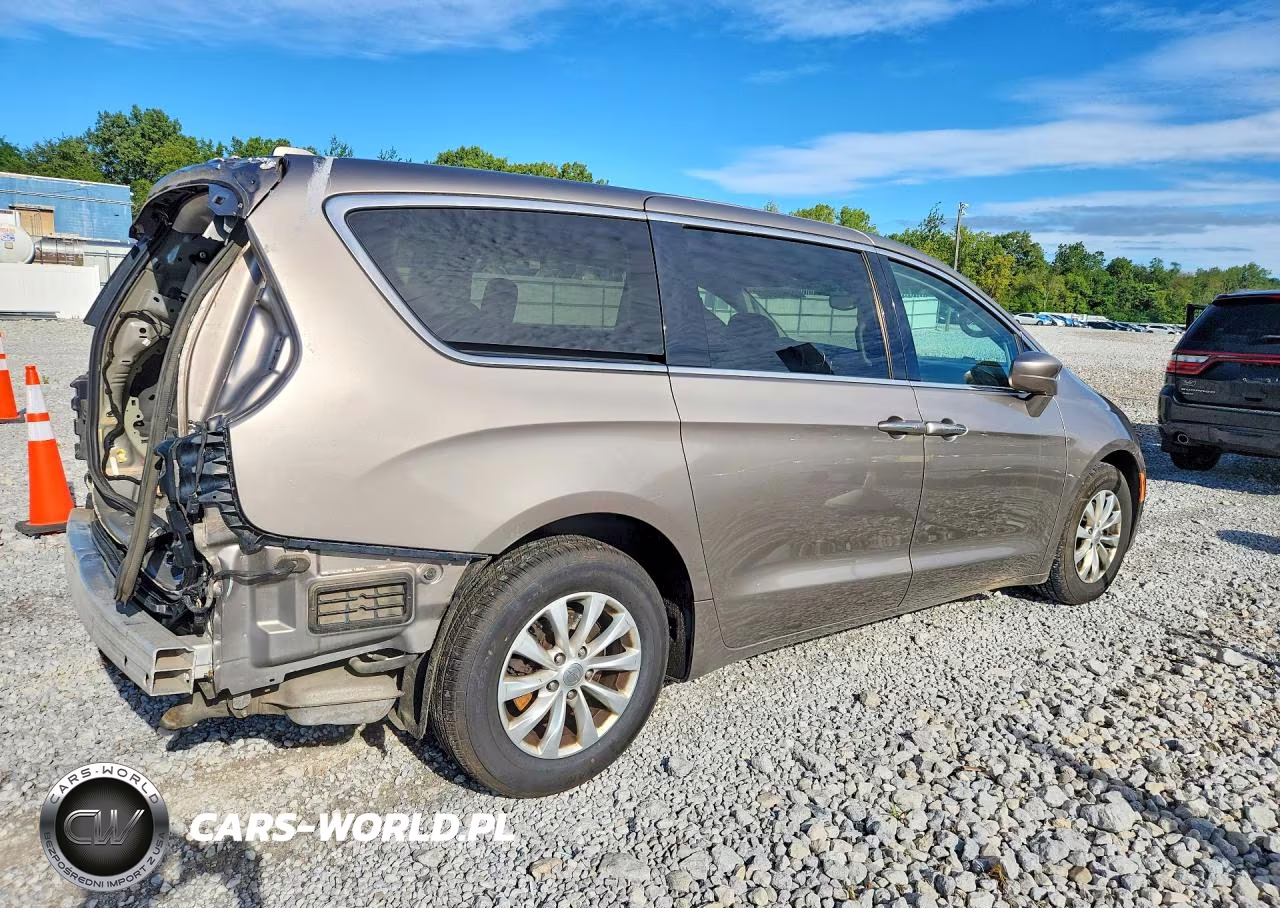 2018 Chrysler Pacifica Touring Plus VIN:2C4RC1FGXJR256923 - 3