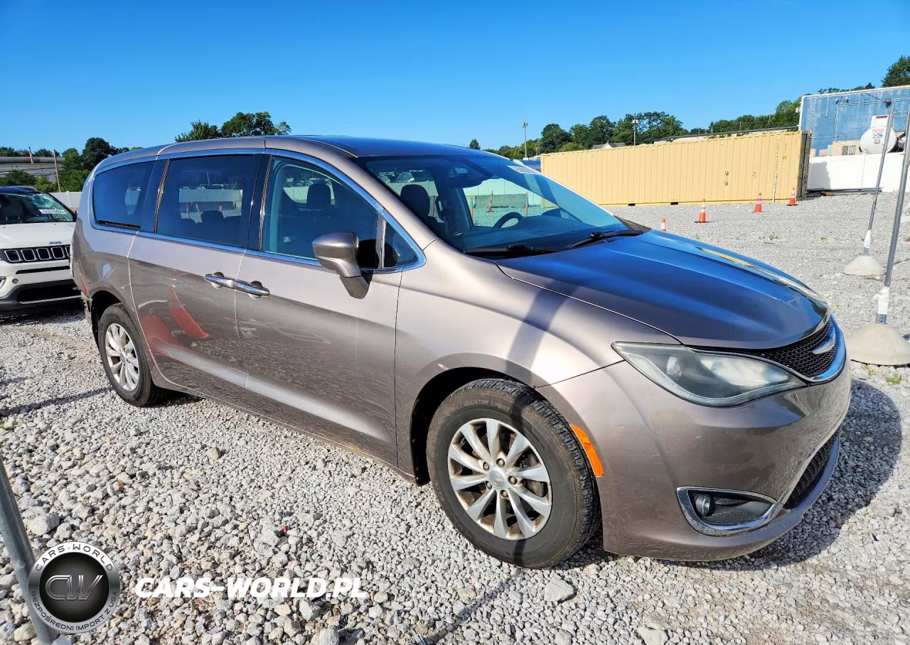 2018 Chrysler Pacifica Touring Plus VIN:2C4RC1FGXJR256923 - 4