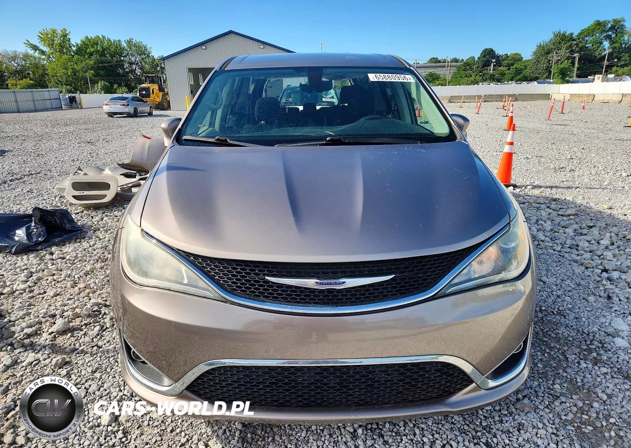 2018 Chrysler Pacifica Touring Plus VIN:2C4RC1FGXJR256923 - 5