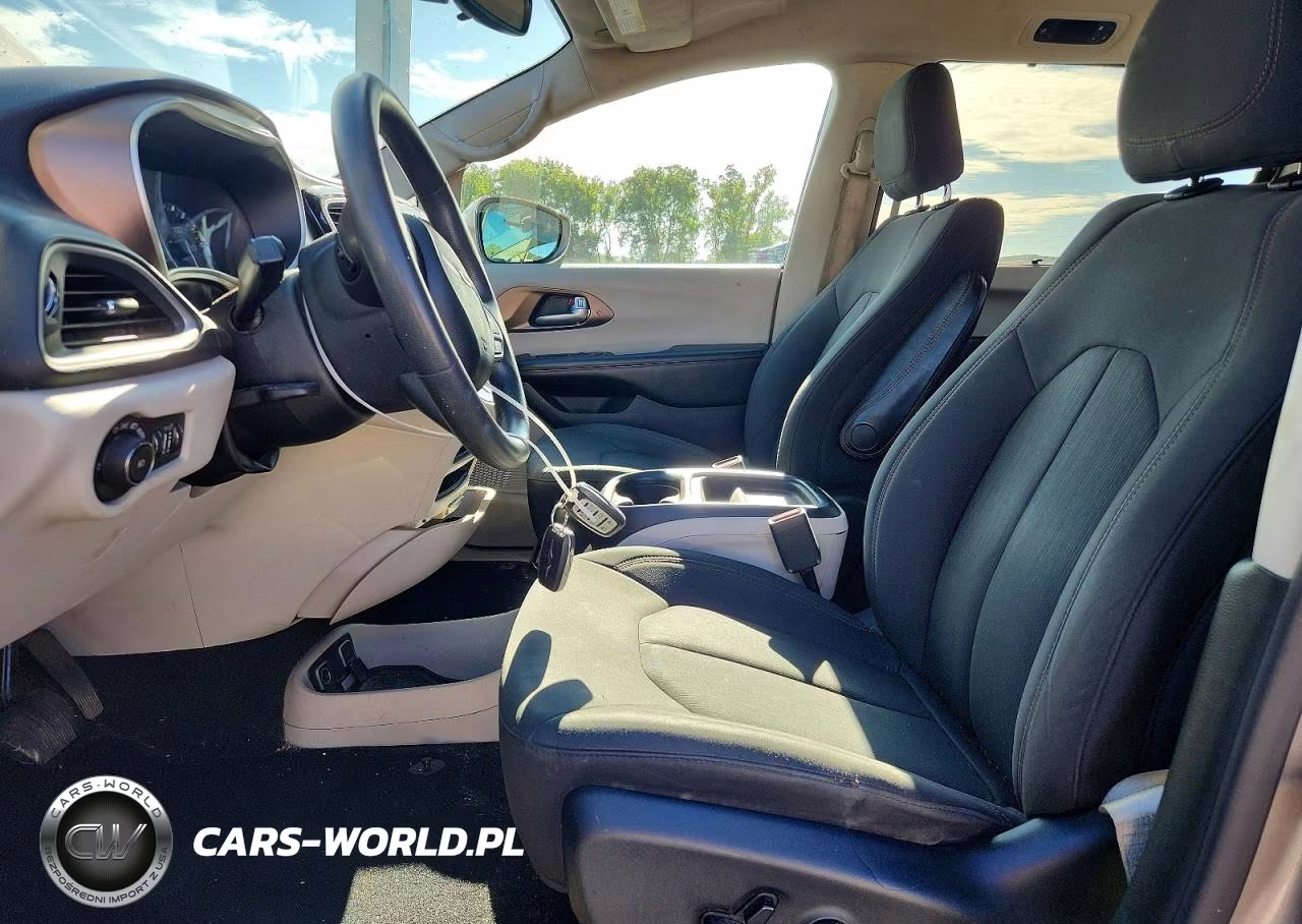 2018 Chrysler Pacifica Touring Plus VIN:2C4RC1FGXJR256923 - 7