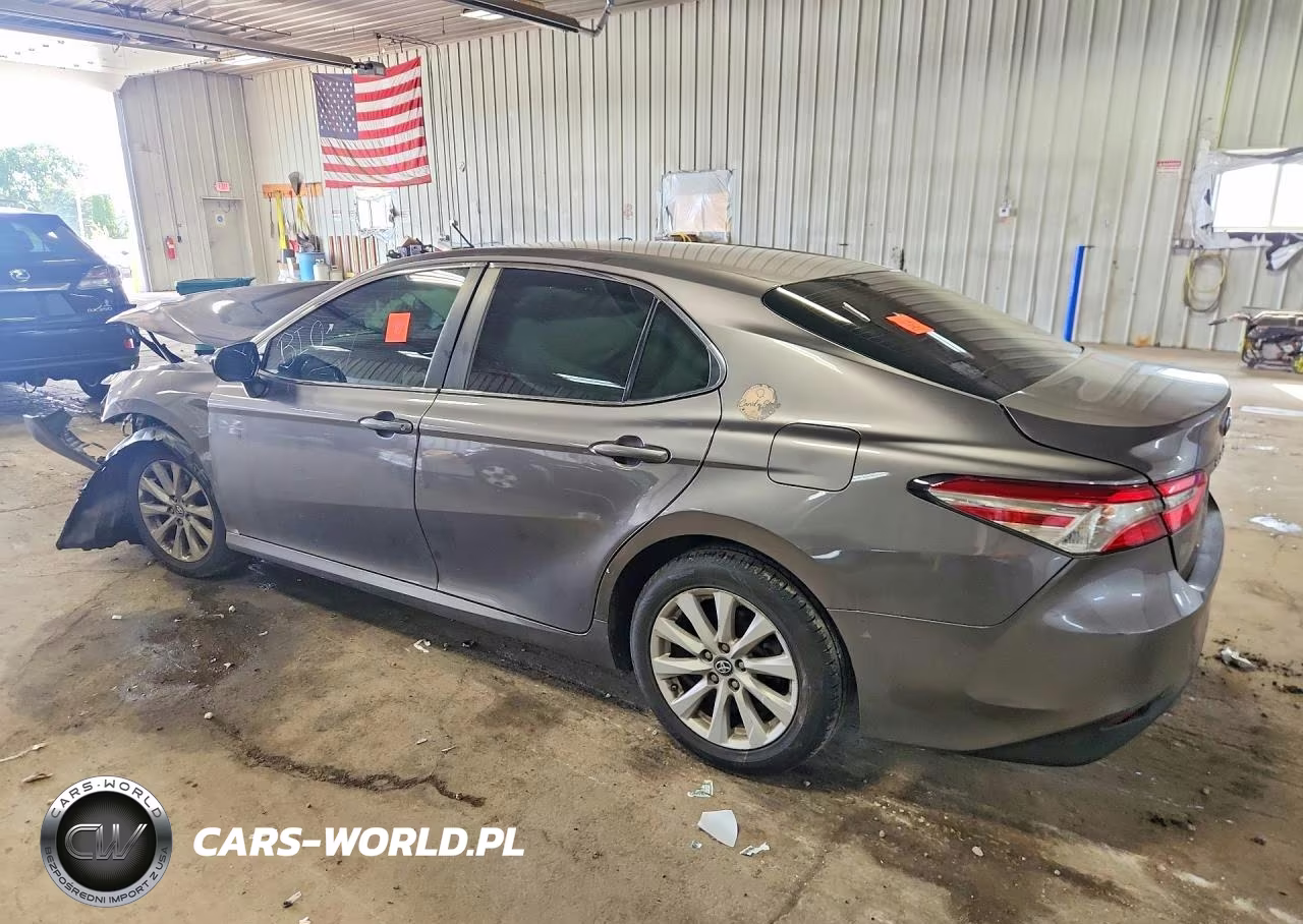 2018 Toyota Camry Le VIN:4T1B11HK7JU062566 - 2