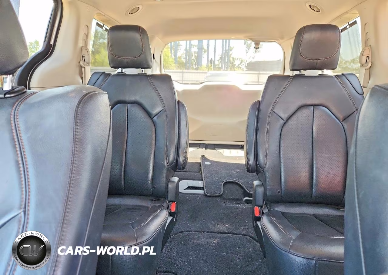 2019 Chrysler Pacifica Touring L Plus VIN:2C4RC1EG4KR594336 - 10