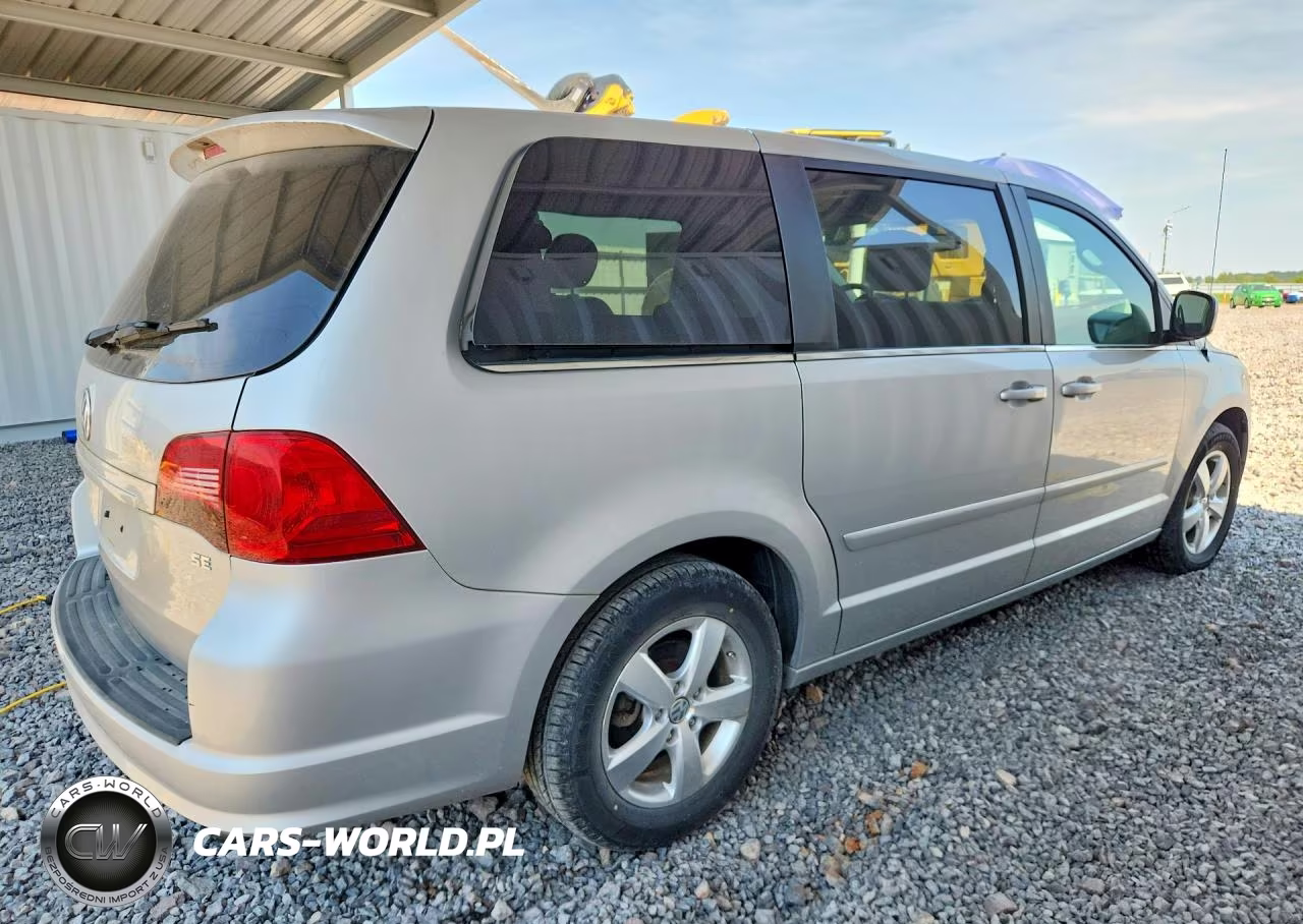 2010 Volkswagen Routan Se VIN:2V4RW3D17AR268194 - 3