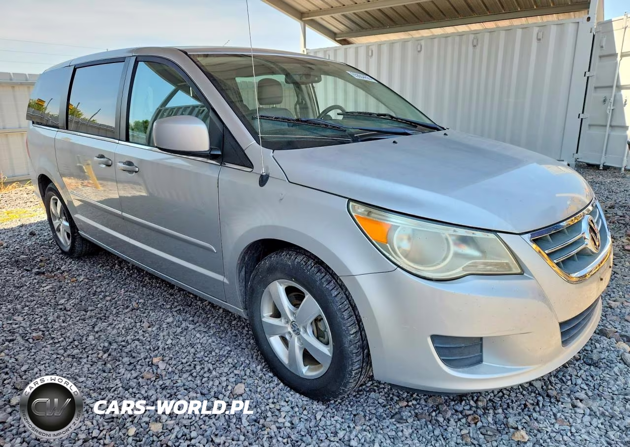 2010 Volkswagen Routan Se VIN:2V4RW3D17AR268194 - 4