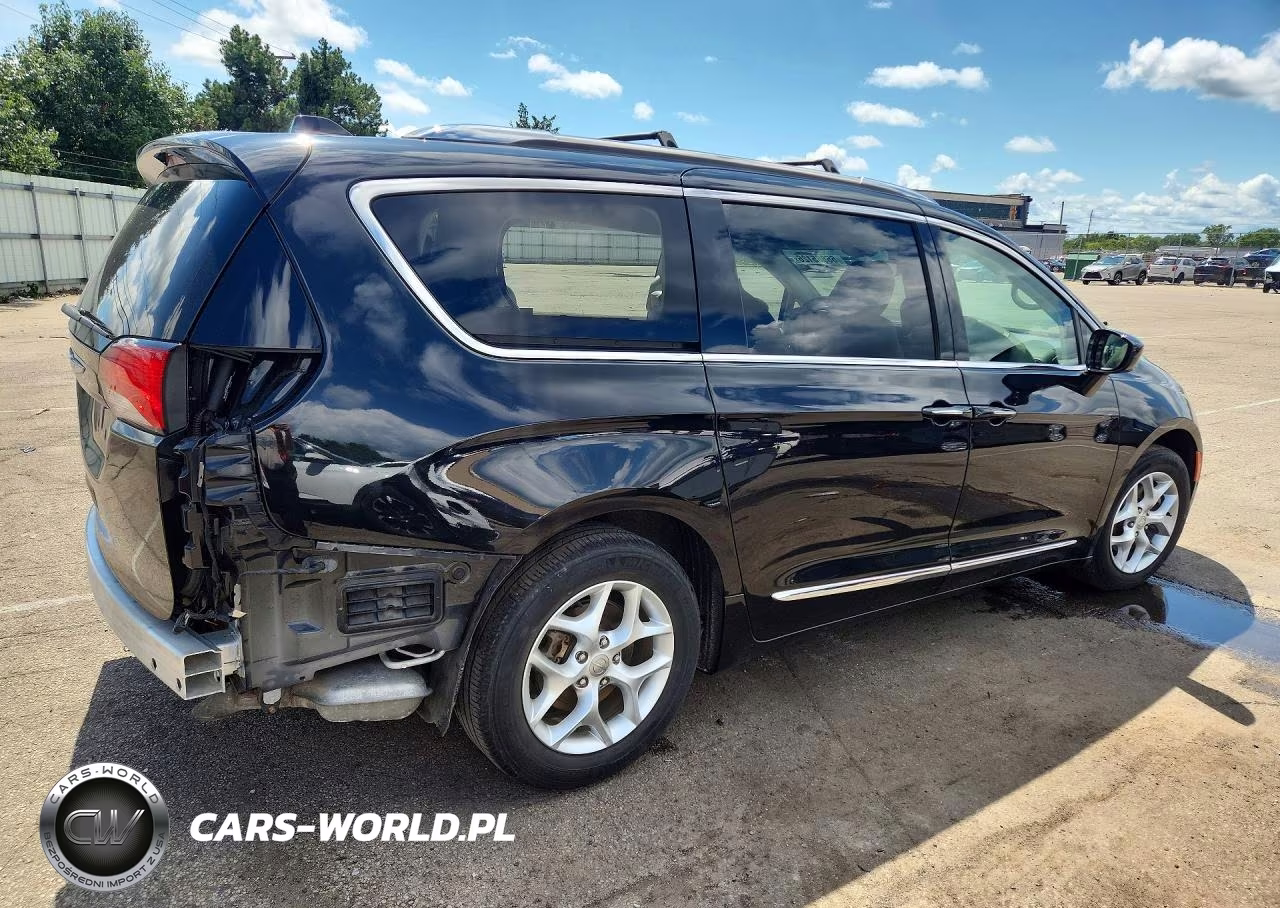 2020 Chrysler Pacifica Touring L Plus VIN:2C4RC1EG4LR165389 - 3