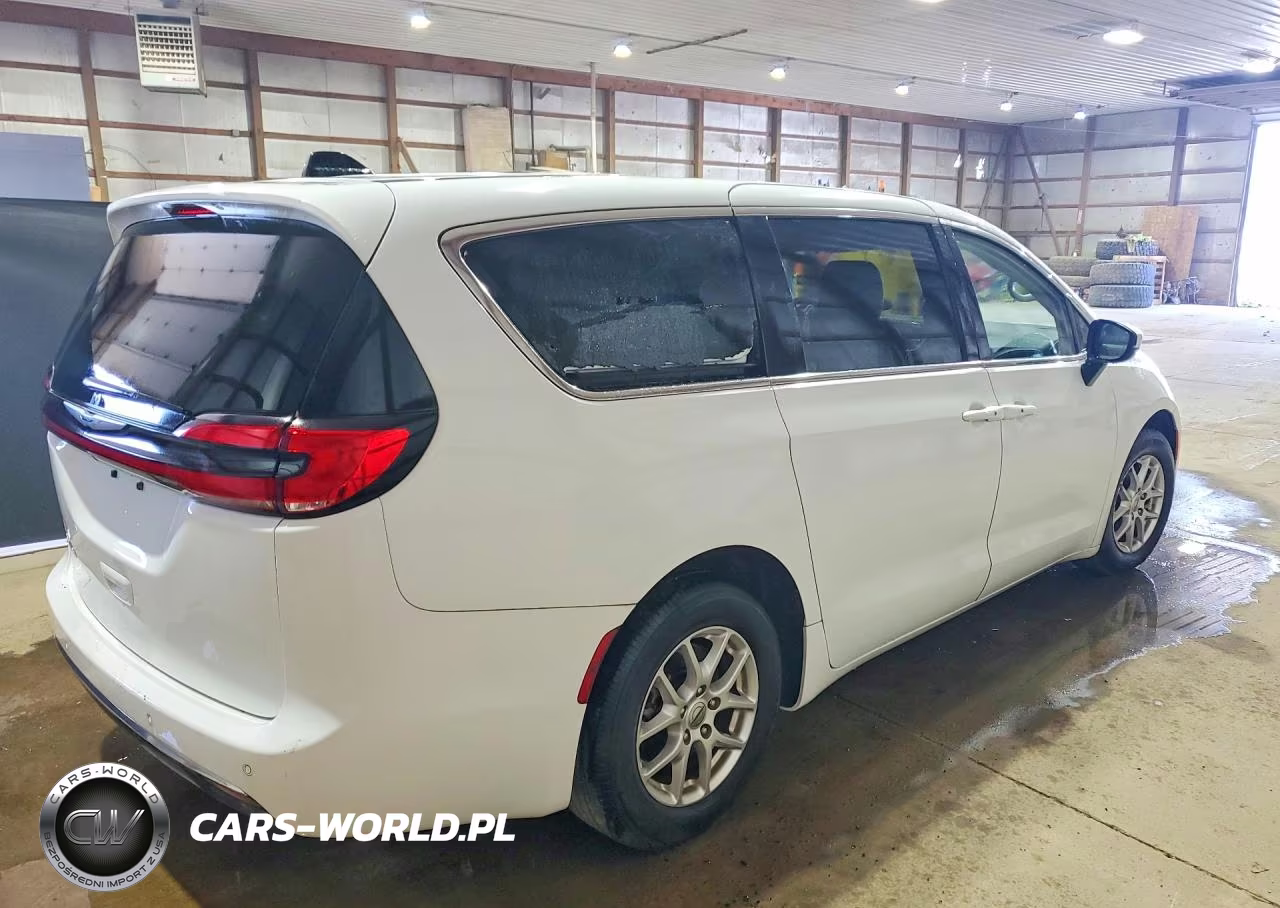2023 Chrysler Pacifica Touring L VIN:2C4RC1BGXPR560431 - 3