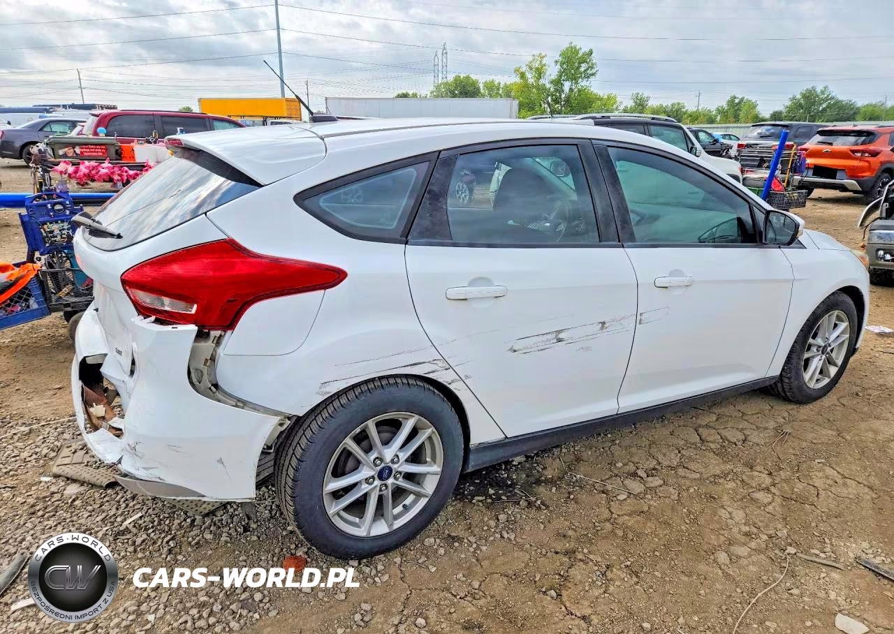 2016 Ford Focus Se VIN:1FADP3K28GL269097 - 3