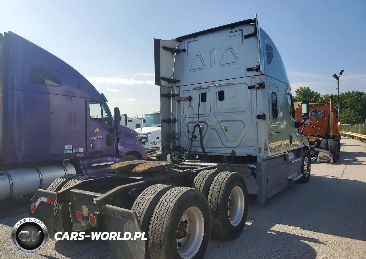 2015 Freightliner Cascadia 1 - Truck Cab And Chassis VIN:3AKJGLD53FSGK2879 - 3