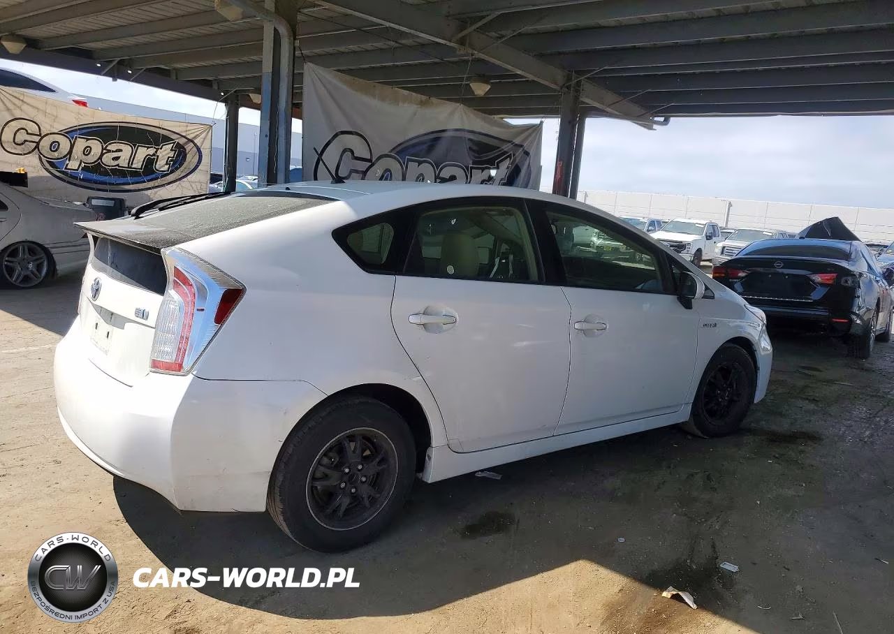 2015 Toyota Prius Two VIN:JTDKN3DU6F0482393 - 3