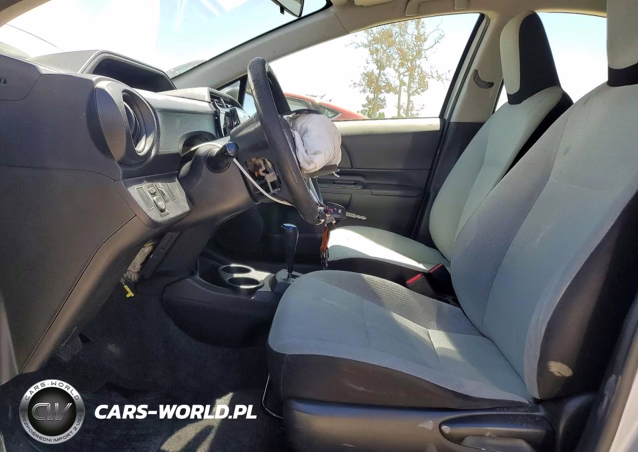 2015 Toyota Prius C One VIN:JTDKDTB3XF1107839 - 7