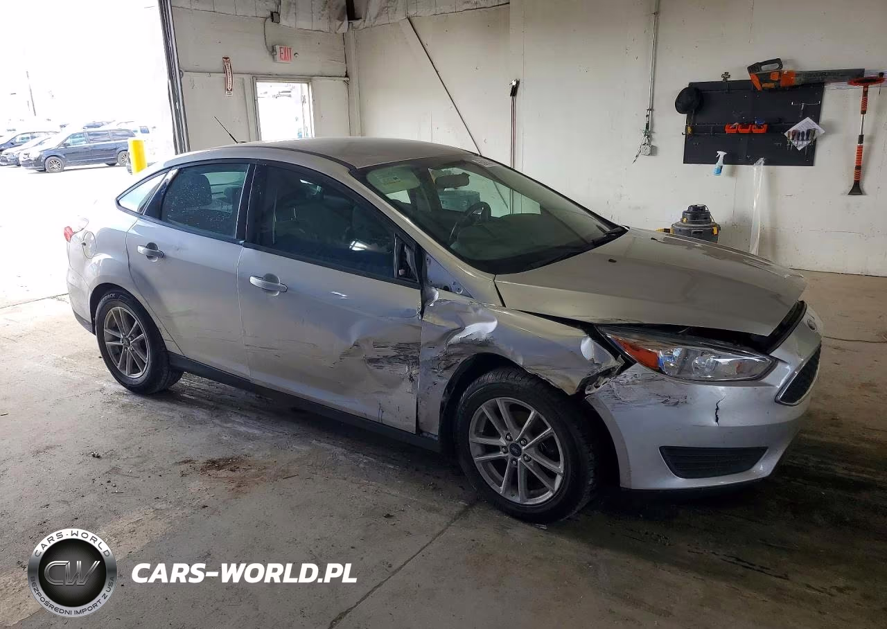 2018 Ford Focus Se VIN:1FADP3F22JL267377 - 4