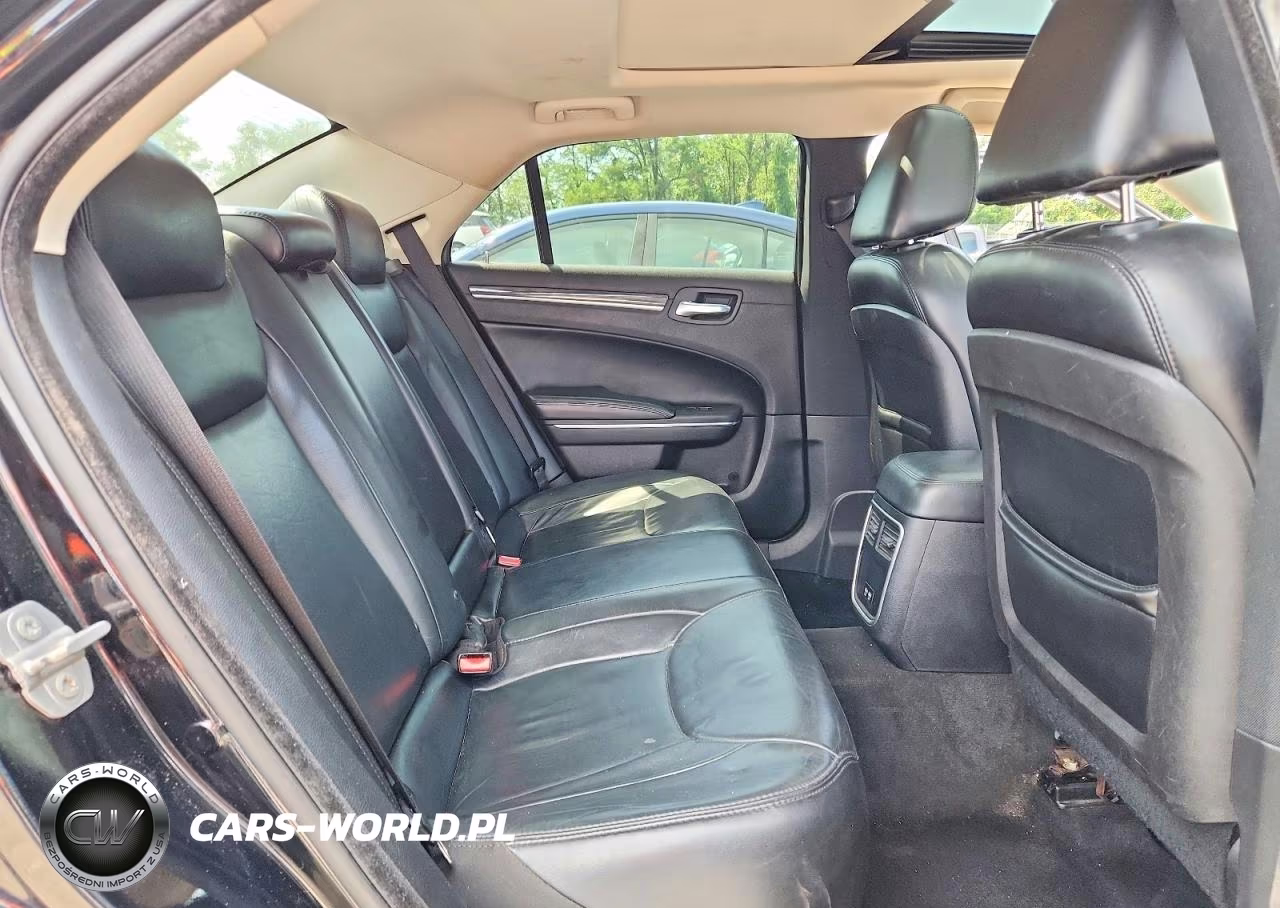 2015 Chrysler 300 Limited VIN:2C3CCARG1FH923221 - 10
