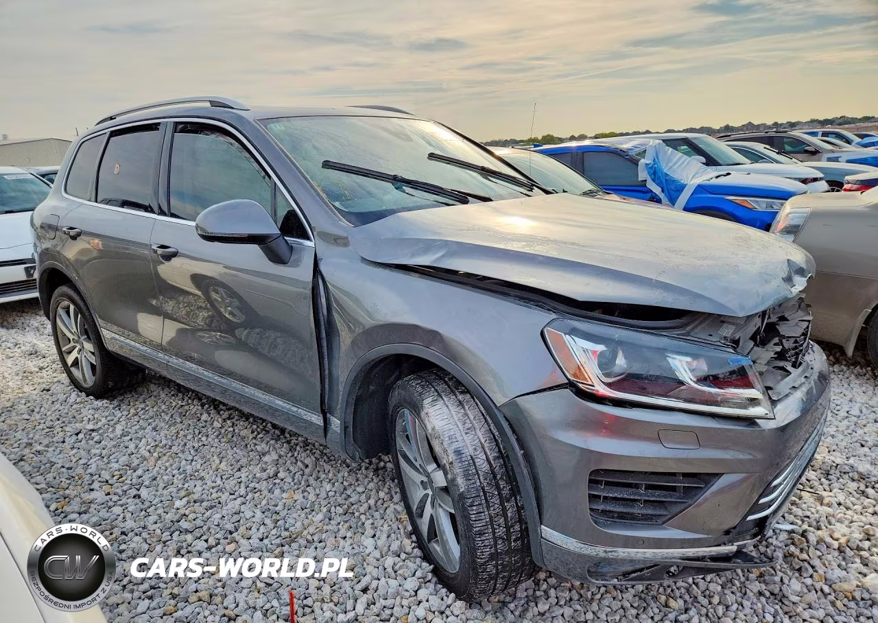 2016 Volkswagen Touareg Sport VIN:WVGEF9BP7GD010493 - 4